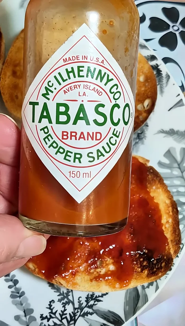 Preparar el pan: untar una parte con ketchup, salsa Tabasco, cebolla caramelizada y aros de cebolla. Untar la otra parte con mayonesa.