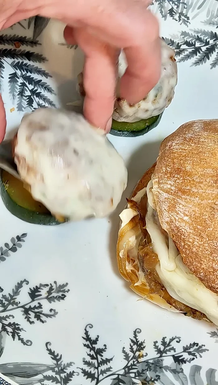 Para las hamburguesas pequeñas, usar una base de calabacín a la plancha. Para las otras, usar una base de tomate natural.