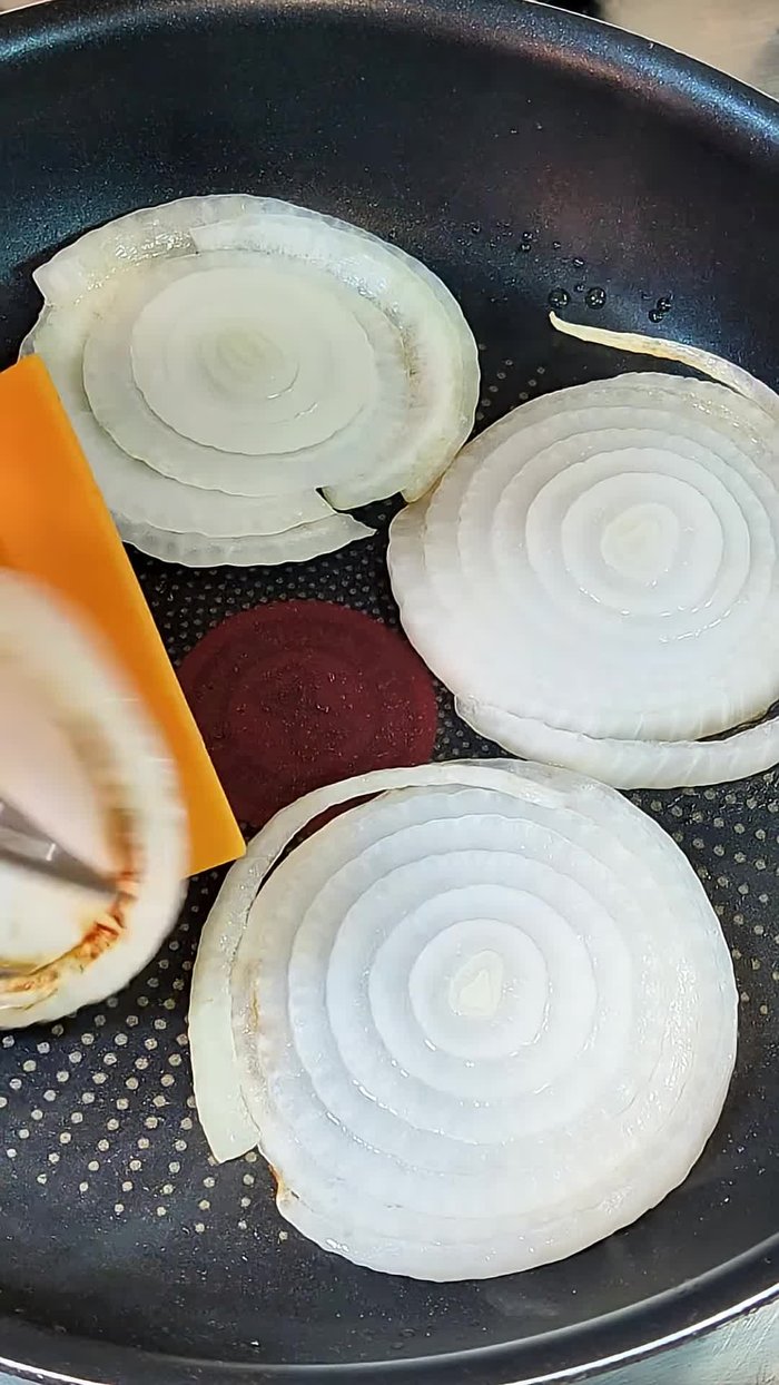 Dorar aros de cebolla.