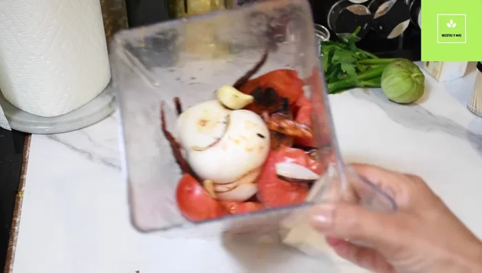 Licuar la cebolla, tomates, ajo y chiles sin agregar agua.