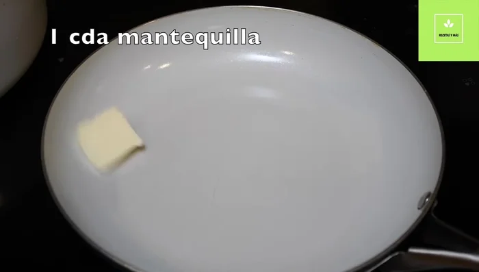 En una sartén, derretir la mantequilla y agregar una cucharadita de sal.