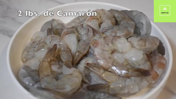 Limpiar bien los camarones, quitar la vena y enjuagar. Dejar la cola para mejor presentación.