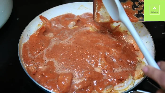 Agregar la salsa a los camarones y cocinar por un minuto a fuego alto.