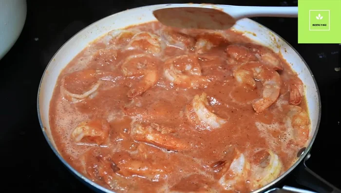 Dejar enfriar la salsa para que espese y cambie de color.