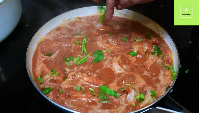 Agregar cilantro picado para aromatizar.