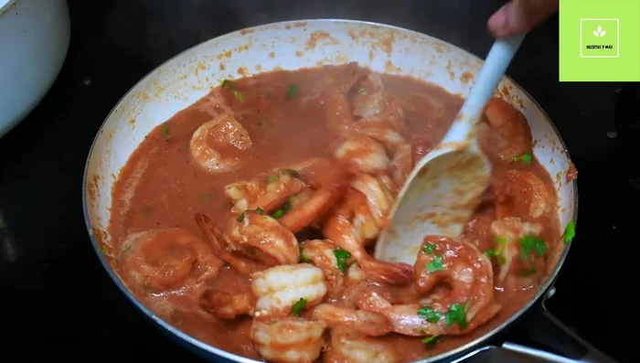 Servir los camarones en salsa con arroz blanco, arroz con vegetales o espaguetis salteados al ajo.