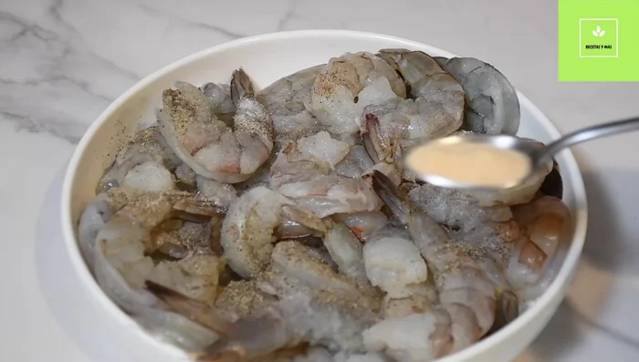 Condimentar los camarones con sal, pimienta, ajo en polvo, cebolla en polvo, pimentón y chile en polvo (opcional).