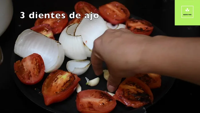 Tatemar también tres dientes de ajo y ocho chiles de árbol.