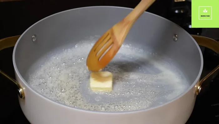 En una sartén, derretir la mantequilla con aceite a fuego medio-alto, agregar ajo y sofreír ligeramente.
