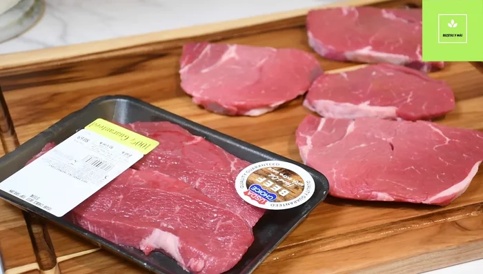Cortar la carne de res en cubos del mismo tamaño y sazonar con sal, pimienta negra molida y mostaza.