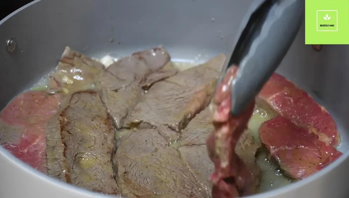 Sellar la carne en la sartén hasta que esté dorada por ambos lados.