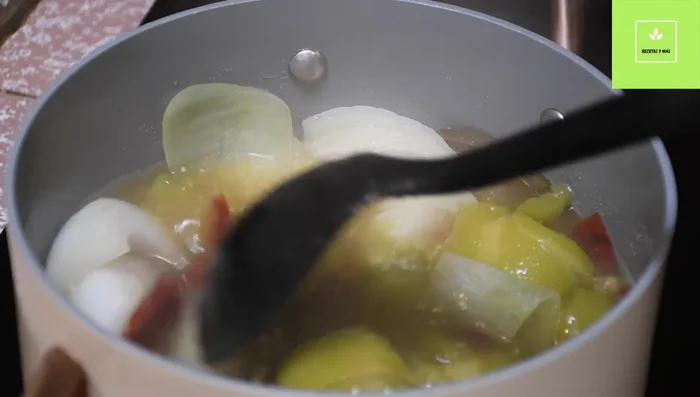 Una vez cocido el tomatillo, dejar enfriar, eliminar las hojas de laurel y licuar la mezcla.