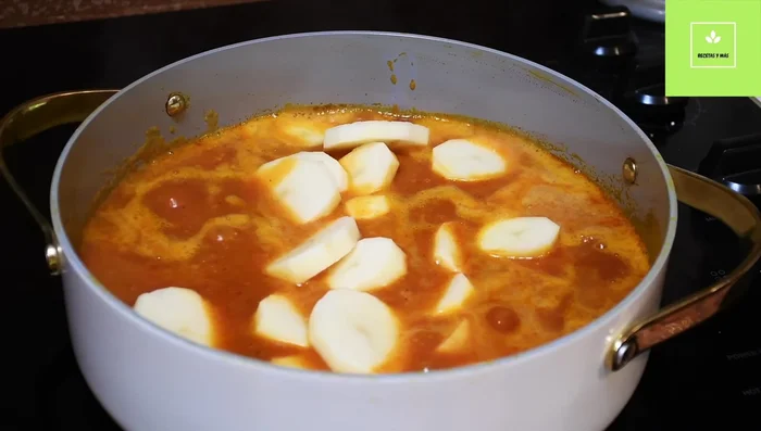 Agregar las papas en trozos gruesos con un cuarto de cucharadita de sal.