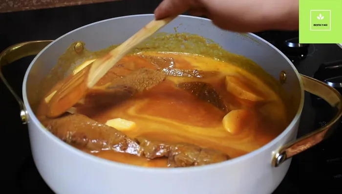Cocinar hasta que las papas estén suaves (aproximadamente 20 minutos más).