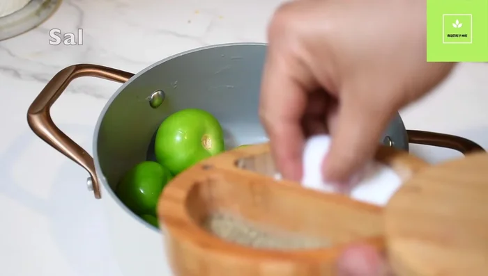 Enjuagar los tomatillos (o jitomates) con sal y agua para eliminar la pegajosidad.