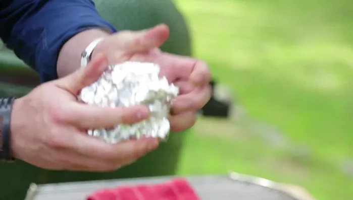 Cocina la chistorra: coloca la chistorra en la parrilla para que se ahúme.