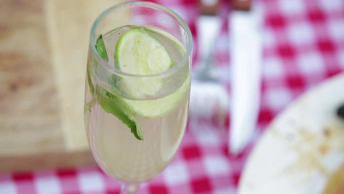 Prepara el mojito espumoso: machaca azúcar, hierbabuena y cáscara de limón en un mortero. Agrega ron y cava/vino espumante.