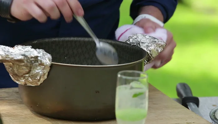 Termina el puré: Agrega la leche infusionada con romero al puré de papas. Incorpora mantequilla y queso parmesano (opcional).