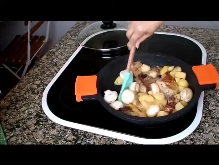 Incorporar las patatas cortadas a cuartos.