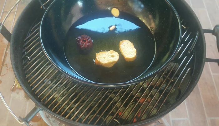 Añadir las dos rebanadas de pan, la ñora, el tomillo y el hígado de cerdo frito a la olla.