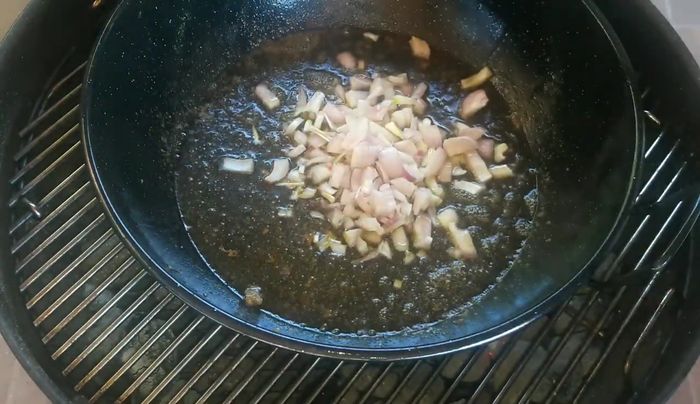 Añadir la cebolla, el pimiento italiano y el pimiento rojo a la olla. Salpimentar.
