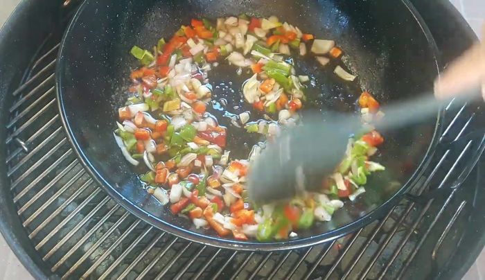 Agregar el tomate y las hierbas aromáticas (laurel, tomillo, ajo y clavo).