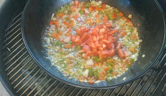 Una vez pochada la verdura, añadir el tomate y dejar que se haga.