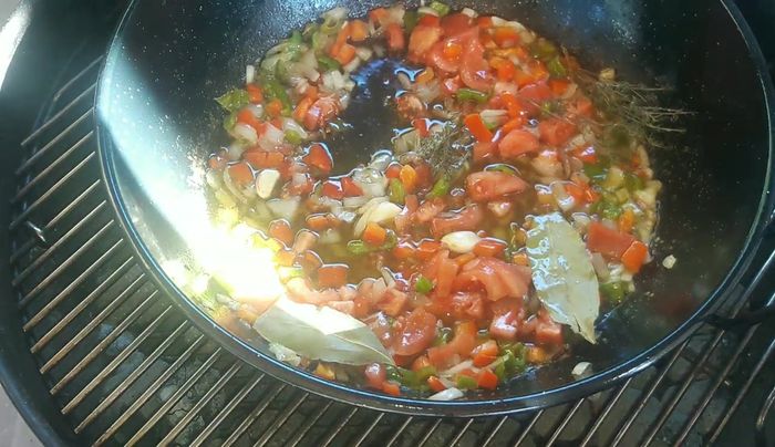 Incorporar la carne de cabrito dorada.