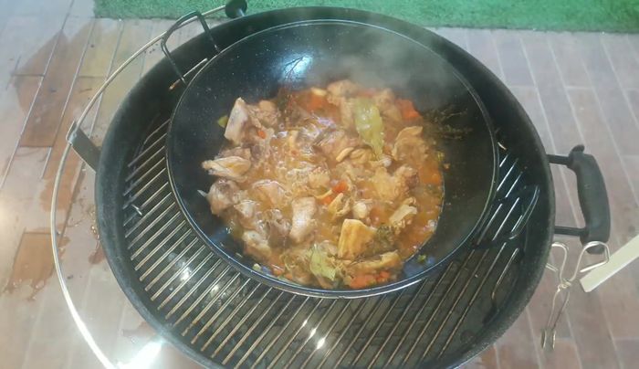 Añadir el caldo de carne y la mezcla del mortero.