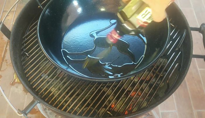 Cubrir el fondo de la olla con aceite de oliva.