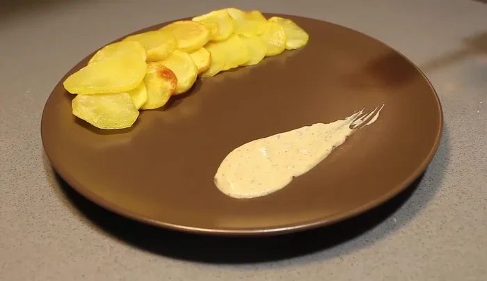 Colocamos la carne en el centro del plato, la salsa a un lado y añadimos más salsa a la carne o patatas al gusto.