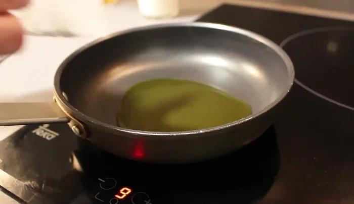 En una sartén caliente, añadimos un chorrito de aceite y sofreímos los granos de pimienta machacados, removiendo con cuidado para que no se quemen.