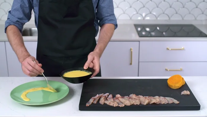 Montar el plato: Hacer un círculo con la leche de tigre en el plato. Disponer las láminas de corvina sobre la salsa. Colocar los cubos de boniato en el centro.