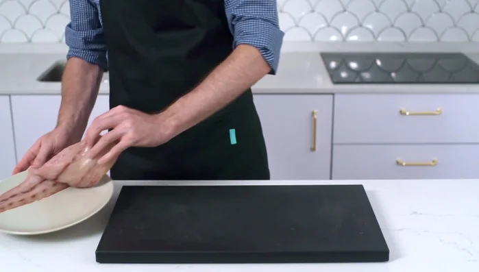 Pedir en la pescadería un lomo de corvina (o similar). Idealmente, debe haber estado congelado varios días para evitar el anisakis. Limpiar la pieza y conservar los restos.