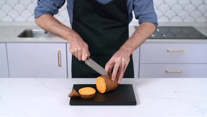 Cocer dos rodajas de boniato en agua hirviendo con sal durante 20 minutos, hasta que estén blandas. Reservar.