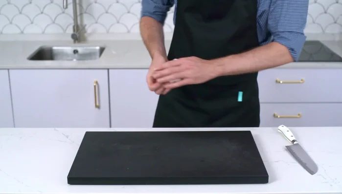 Preparar la leche de tigre: En un vaso batidor, mezclar los restos de pescado, jengibre con piel, jugo de lima, apio, leche evaporada, cebolla roja, sal, azúcar, pasta de ají amarillo (o guindillas/salsa picante) y hielo. Batir hasta obtener una salsa fina. Probar y ajustar el sabor.