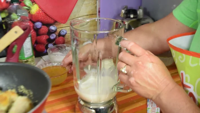 En la licuadora, mezclar la leche, el resto del caldo de pollo, el perejil picado y el queso crema.