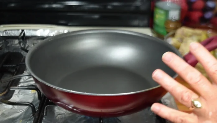 Calentar un poco de aceite de oliva en una cacerola.