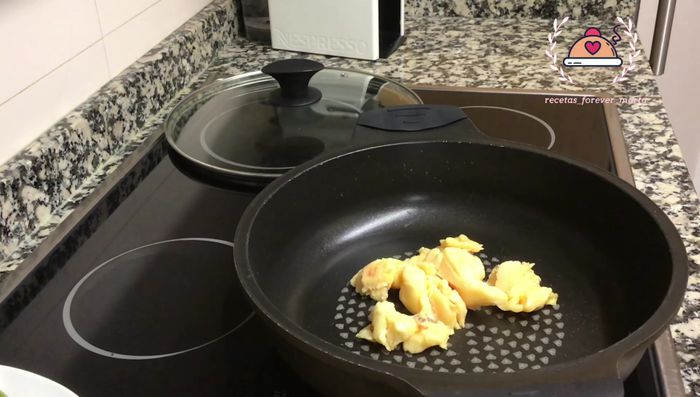 Derretir los trozos de pato en una sartén para obtener la grasa y usarla como aceite. Dorar el pato por ambos lados.