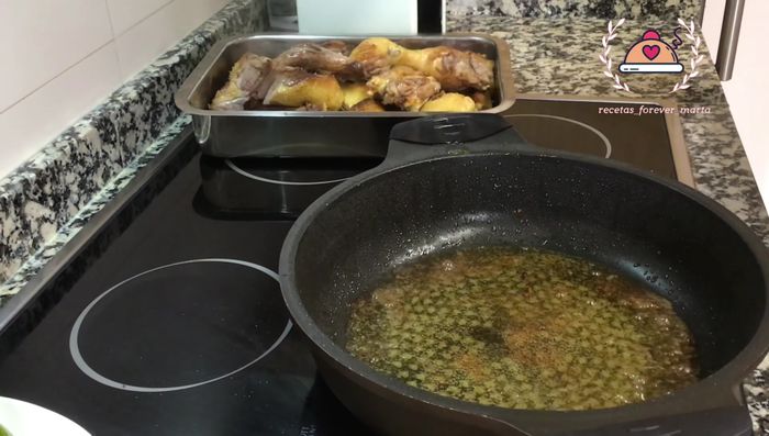 Sofreír la cebolla y los ajos partidos por la mitad, junto con las hebras de azafrán, el laurel, la canela, y el tomillo.