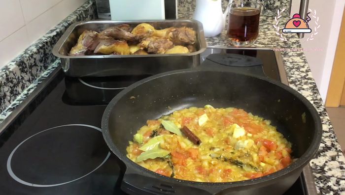 Añadir el tomate troceado sin pepitas y dejar reducir durante dos o tres minutos.