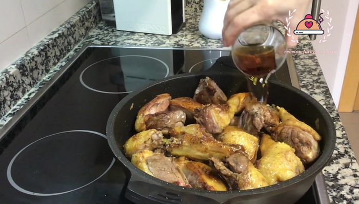 Incorporar el pato, el vino rancio y cocinar durante cinco minutos. Añadir el caldo y dejar cocer durante hora y media.
