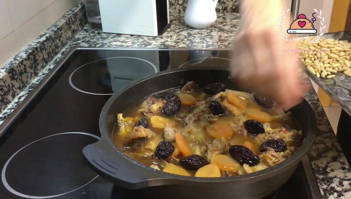 Después de hora y media, añadir los frutos secos (ciruelas orejones y piñones) y dejar cocer 15 minutos más.