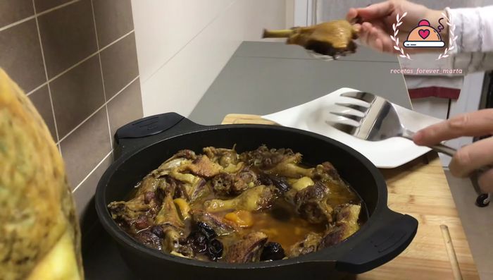 Emplatar, repartiendo dos o tres trozos de pato con la salsa y los frutos secos.