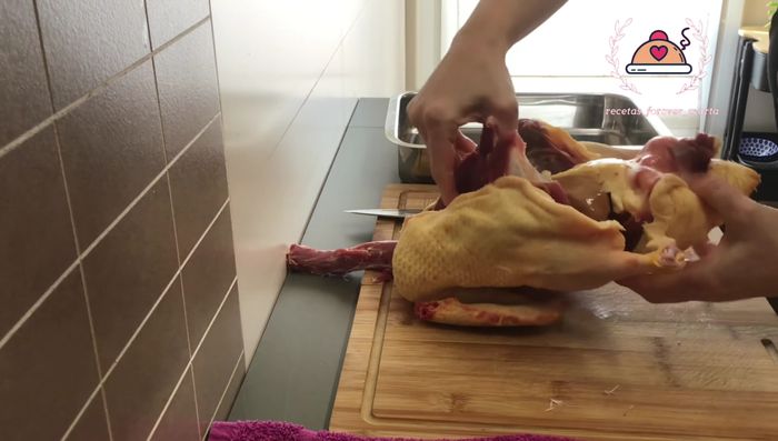 Separar la parte inferior del pato, marcar por el centro, retirar la parte interior y partir por la mitad con tijeras o hacha. Hacer entre cuatro o cinco trozos por cada mitad.
