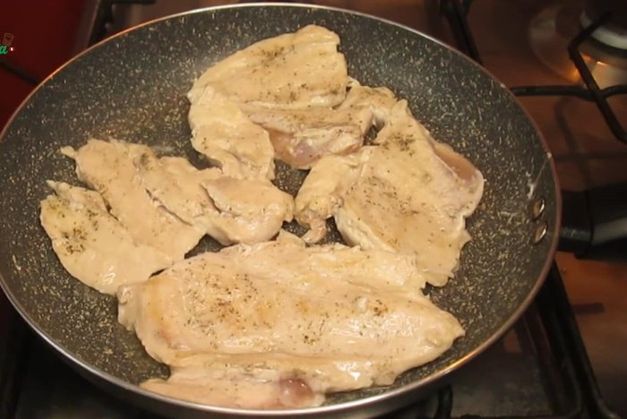 Dorar las papas peladas en la misma sartén.