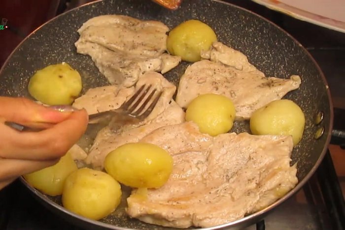 Reservar las pechugas y papas doradas.