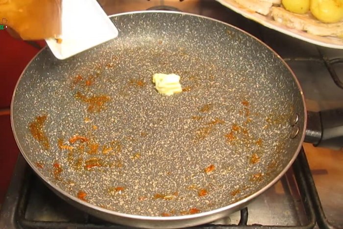 Derretir la mantequilla en la sartén, añadir la cebolla picada y cocinar hasta que esté transparente.