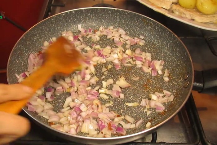Agregar el caldo de pollo (opcional), sal y pimienta. Mezclar y cocinar a fuego lento.