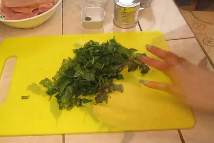 Licuar la albahaca con un poco de agua y leche evaporada (opcional).